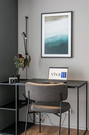 Desk, blackout curtains, soundproofing, iron/ironing board - Studios Rio Branco by Viva - Prédio moderno, aptos com cama king-size no centro de Floripa (Florianópolis)