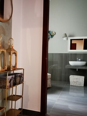 Dusche, Haartrockner, Bidet, Handtücher