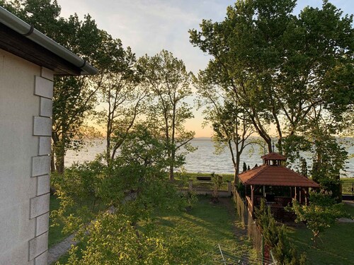 Holiday apartment directly on the beach with lake view, Wi-Fi and air conditioning