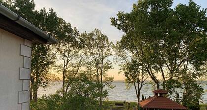 Holiday apartment directly on the beach with lake view, Wi-Fi and air conditioning