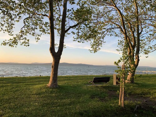 Holiday apartment directly on the beach with lake view, Wi-Fi and air conditioning