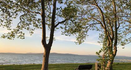 Holiday apartment directly on the beach with lake view, Wi-Fi and air conditioning