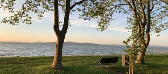 Holiday apartment directly on the beach with lake view, Wi-Fi and air conditioning