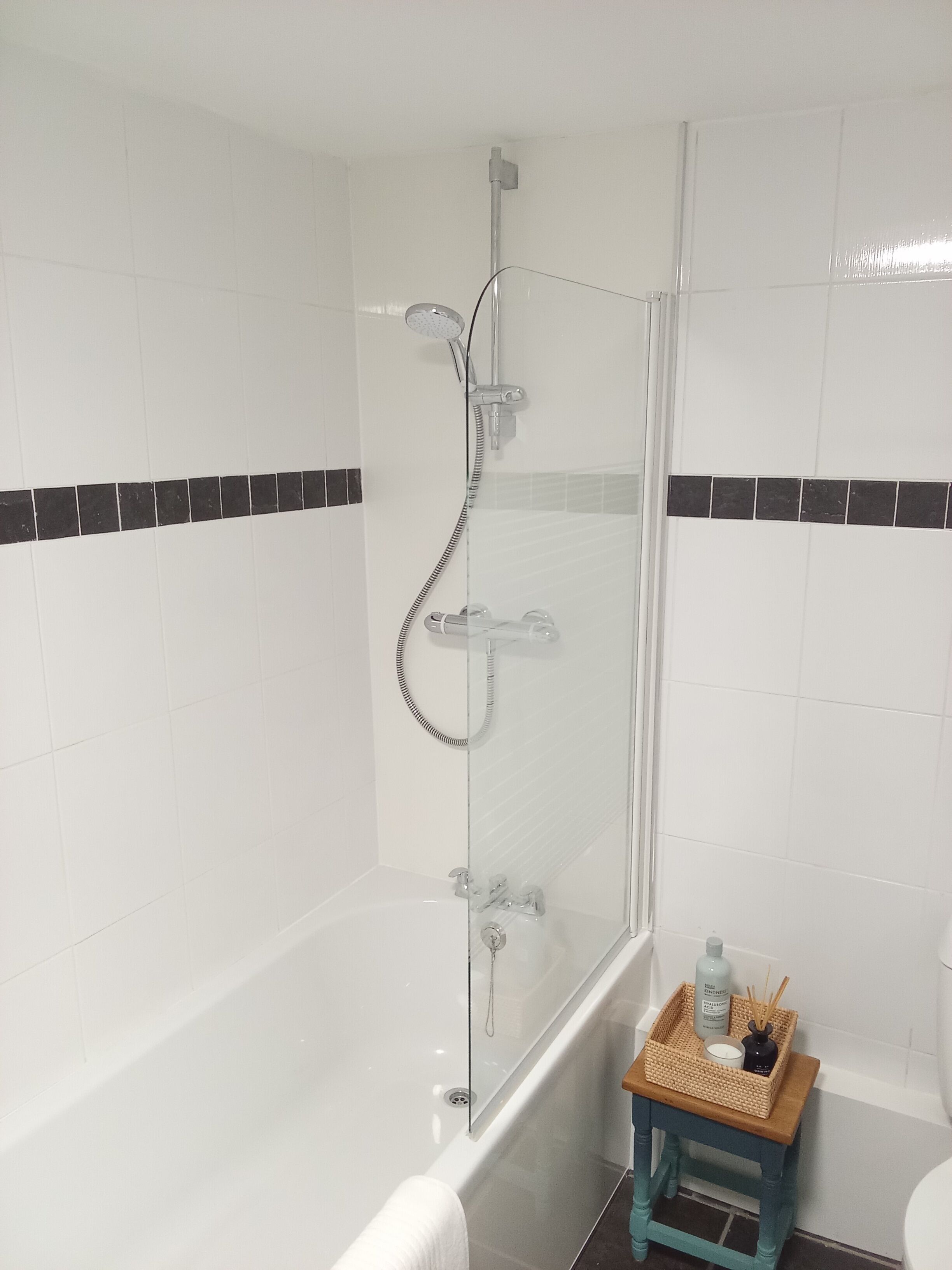 Combined shower/bathtub, rainfall showerhead, hair dryer, towels