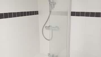 Combined shower/bathtub, rainfall showerhead, hair dryer, towels