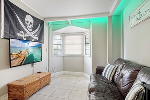 Älytelevisio, videopelejä, pöytäjalkapallopöytä, kirjoja