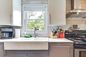 Réfrigérateur, micro-ondes, plaque de cuisson, lave-vaisselle