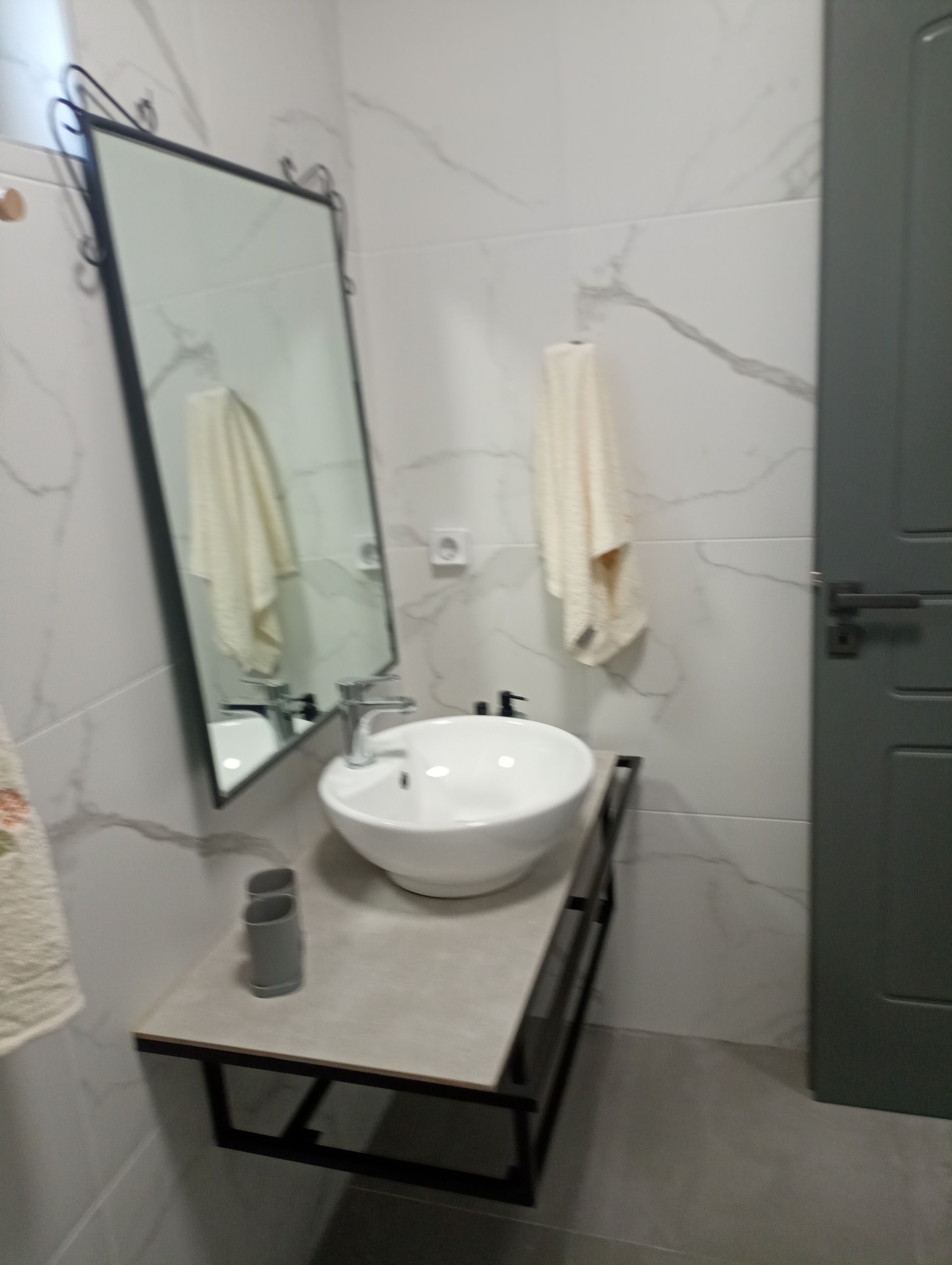 Casa, 2 quartos, cozinha, no jardim | Banheiro | Chuveiro, chuveiro com efeito de chuva, secador de cabelo 