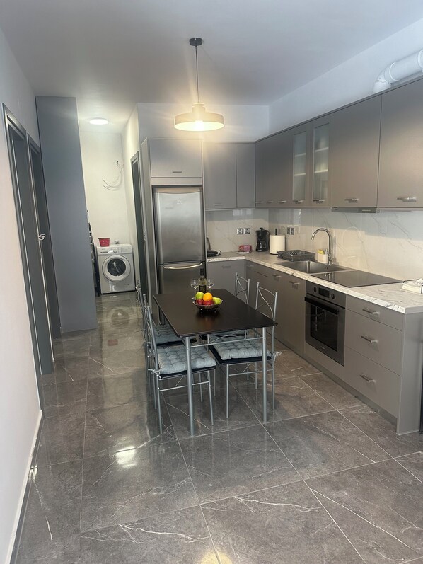 Casa, 2 dormitoris, cuina, zona enjardinada | Cuina privada | Frigorífic gran, forn, rentaplats i bullidora elèctrica 