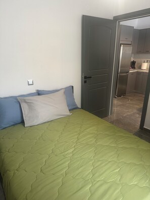 Casa, 2 dormitoris, cuina, zona enjardinada | 2 dormitoris, escriptori i espai de treball apte per a portàtils 