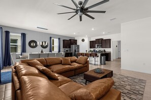 Smart TV - Sleeps 20, Pool + Hot Tub, Resort, 15 min - Disney (Davenport)