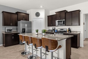 Fridge, microwave, oven, stovetop - Sleeps 20, Pool + Hot Tub, Resort, 15 min - Disney (Davenport)