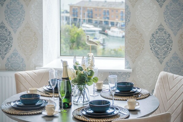 32-inch Smart TV with cable channels, heated floors