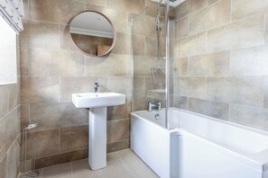 Kombinasi shower/bathtub dan handuk