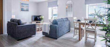 Căn hộ (2 Bedrooms) | Khu phòng khách | Smart TV 32-inch có truyền hình cáp, sàn nhà có sưởi