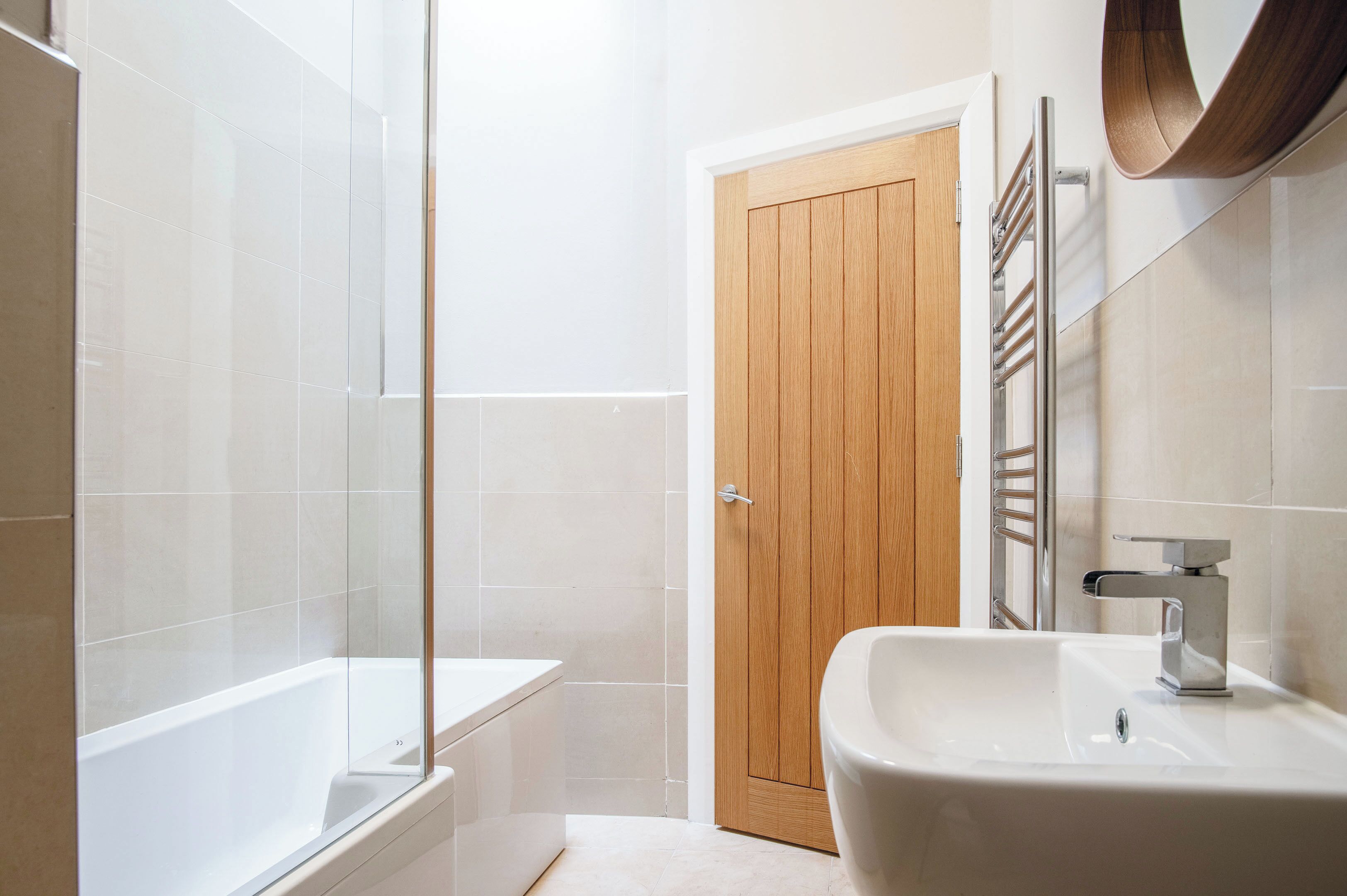 Combined shower/bathtub, towels