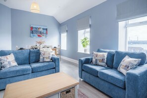 Lejlighed (2 Bedrooms) | Opholdsområde | 32-tommers smart-tv med kabelkanaler
