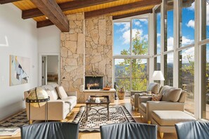 Smart-TV, Kamin, Bücher, Stereoanlage