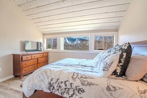 3 bedrooms, desk, iron/ironing board, travel crib - Loon Mountain View at Ravine (Lincoln)