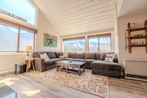 Smart TV, fireplace, computer monitors - Loon Mountain View at Ravine (Lincoln)