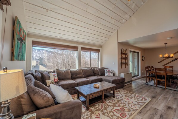 Smart TV, fireplace, computer monitors - Loon Mountain View at Ravine (Lincoln)