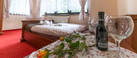 1 bedroom, bed sheets