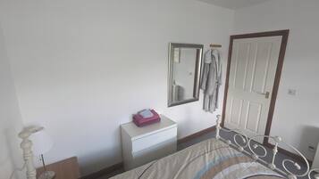 2 bedrooms, iron/ironing board, travel cot, free WiFi