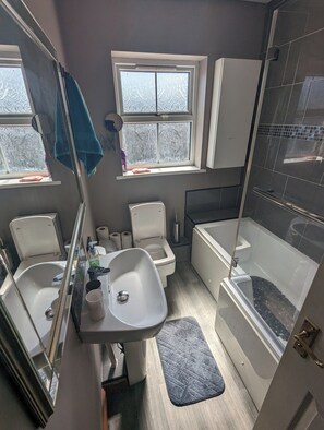 Haartrockner, Handtücher, Seife, Shampoo