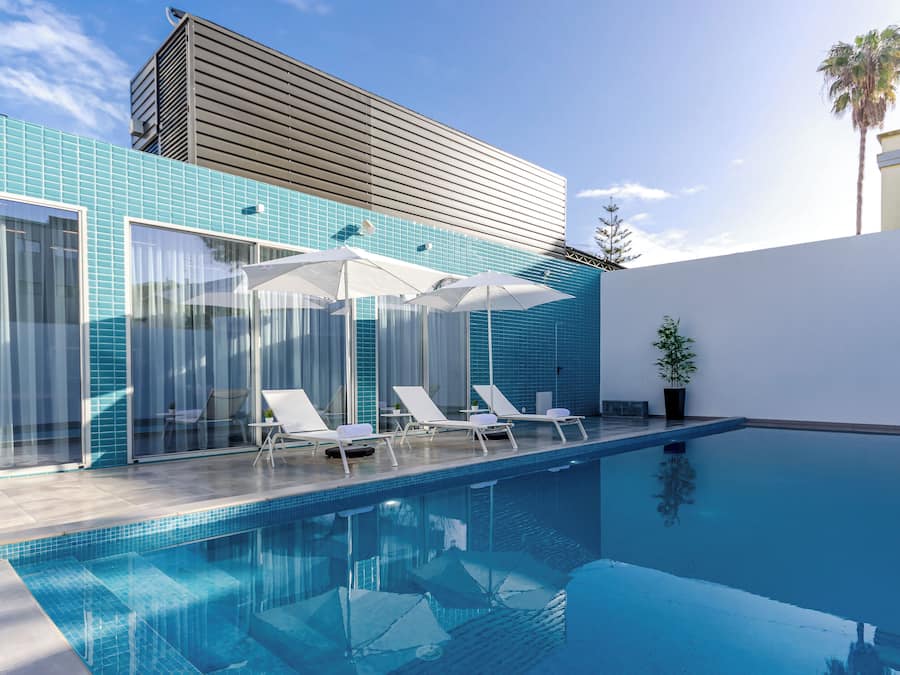 Utendørsbasseng, bassengparasoller og solsenger