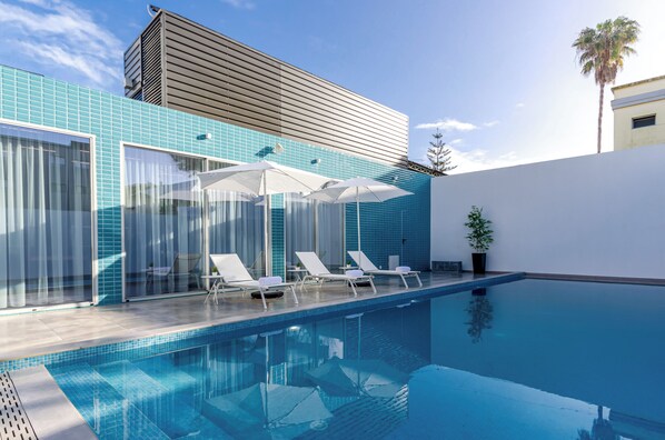 Outdoor pool, pool umbrellas, sun loungers