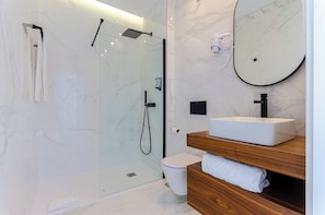 Deluxe Double Room, Pool View | Bathroom | Shower, rainfall showerhead, hair dryer, towels - 2M BOUTIQUE HOTEL (Montijo)