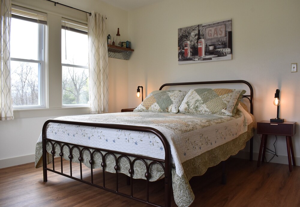 The Breezecozy, vintage charm with vintage gas pumps, deck and fire