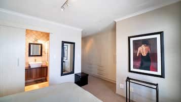 2 habitaciones, escritorio, tabla de planchar con plancha y wifi gratis