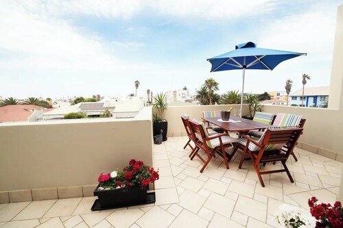 Nomad’s Home - 2BR + Large Balcony - CBD - 100Mbps Fibre Internet