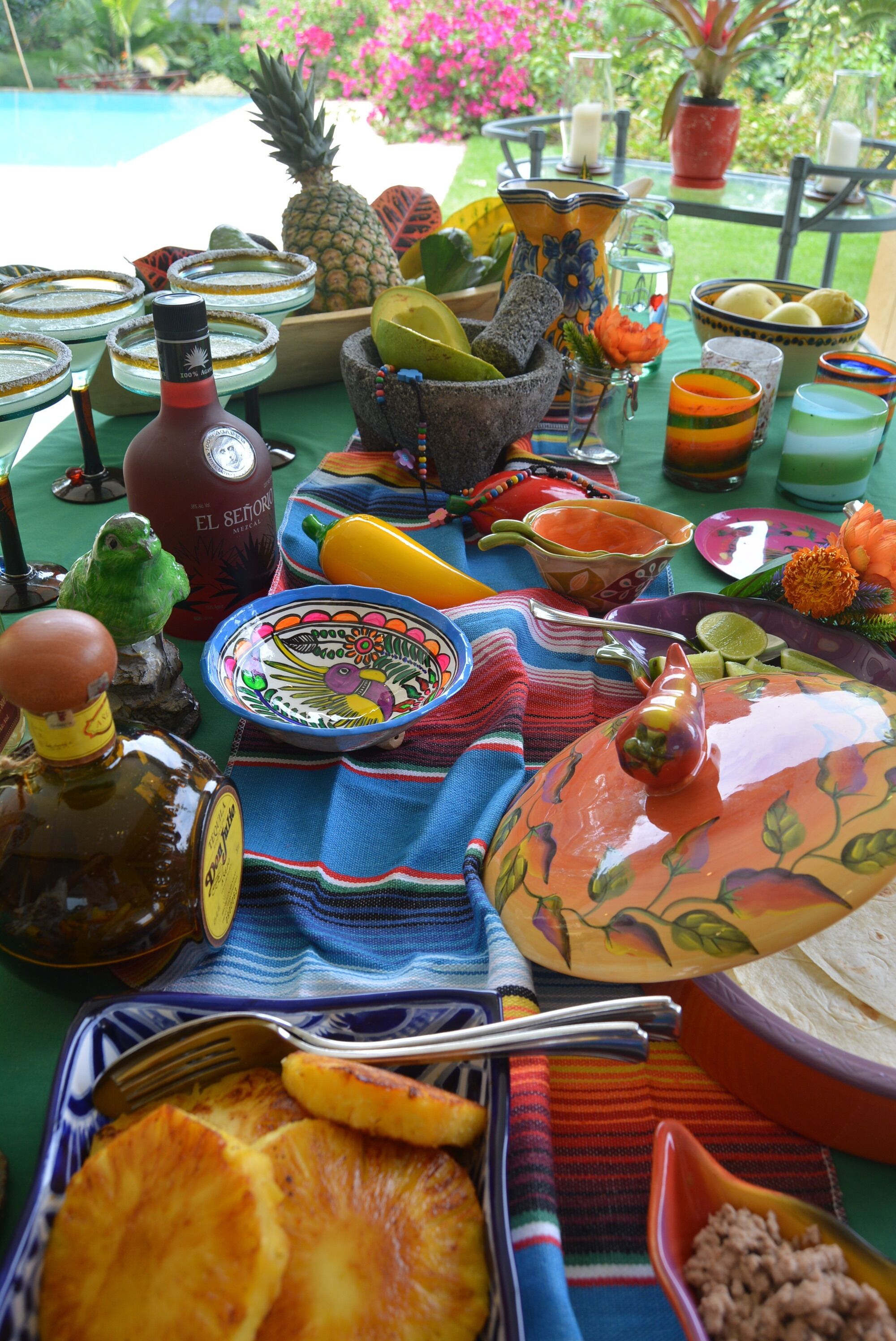 Uma mesa posta com diversos pratos, bebidas e uma garrafa, provavelmente para uma refeição ou encontro.