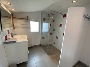 Dusche, Haartrockner, Handtücher, Toilettenpapier