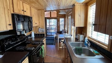 Fridge, microwave, oven, coffee/tea maker