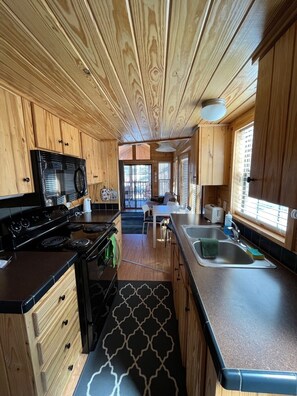 Een koelkast, een microgolfoven, een oven