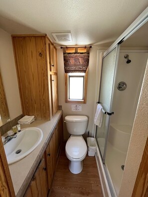 Een douche, handdoeken