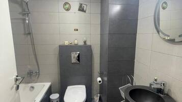 Maison | Salle de bain | Baignoire et douche séparées, baignoire relaxante profonde