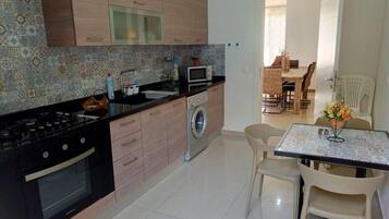 Rumah | Dapur pribadi | Lemari es, microwave, oven, dan kompor
