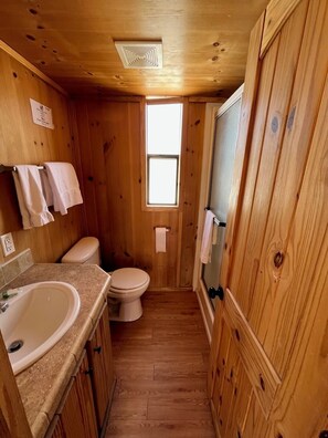 Shower, towels - Cabins by Panguitch Lake: Where Rustic Charm Meets Amazing Fishing! (Panguitch)