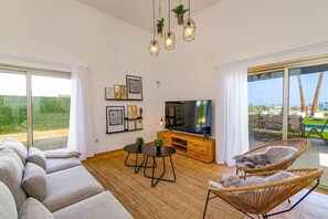 Smart TV - Villa Humaik by Villa Plus (Antigua)