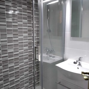 Dusche, Haartrockner, Bidet, Handtücher