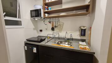 Réfrigérateur, micro-ondes, four, plaque de cuisson