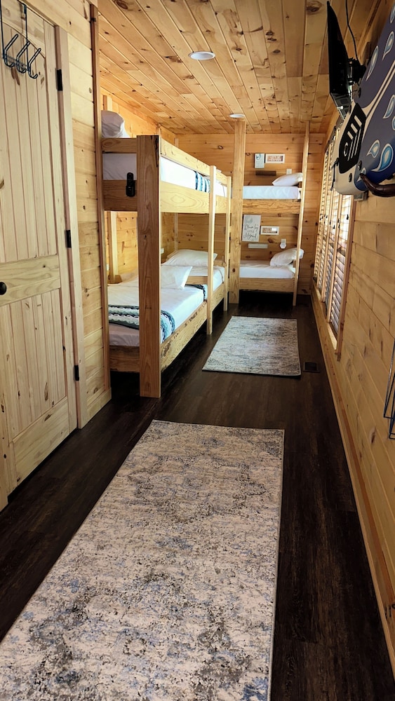 Cozy Lakefront Family Friendly Home with Gentle walk to Greers Ferry