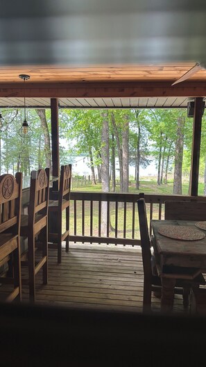 Outdoor dining - Cozy Lakefront: Family Friendly Home with Gentle walk to Greers Ferry Lake (Heber Springs)