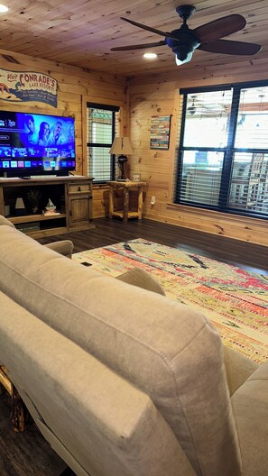 Interior - Cozy Lakefront: Family Friendly Home with Gentle walk to Greers Ferry Lake (Heber Springs)