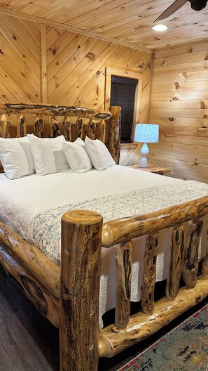 4 bedrooms, iron/ironing board, free WiFi, bed sheets - Cozy Lakefront: Family Friendly Home with Gentle walk to Greers Ferry Lake (Heber Springs)