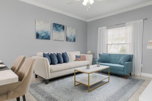 Smart TV - Beautifully Decorated Home, 10-minute drive from Disney, with Clubhouse. (Kissimmee)